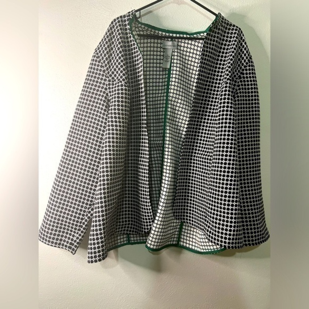 Catherine’s white/black reversible patterned coat. Sz 3X 26/28W Preowned.